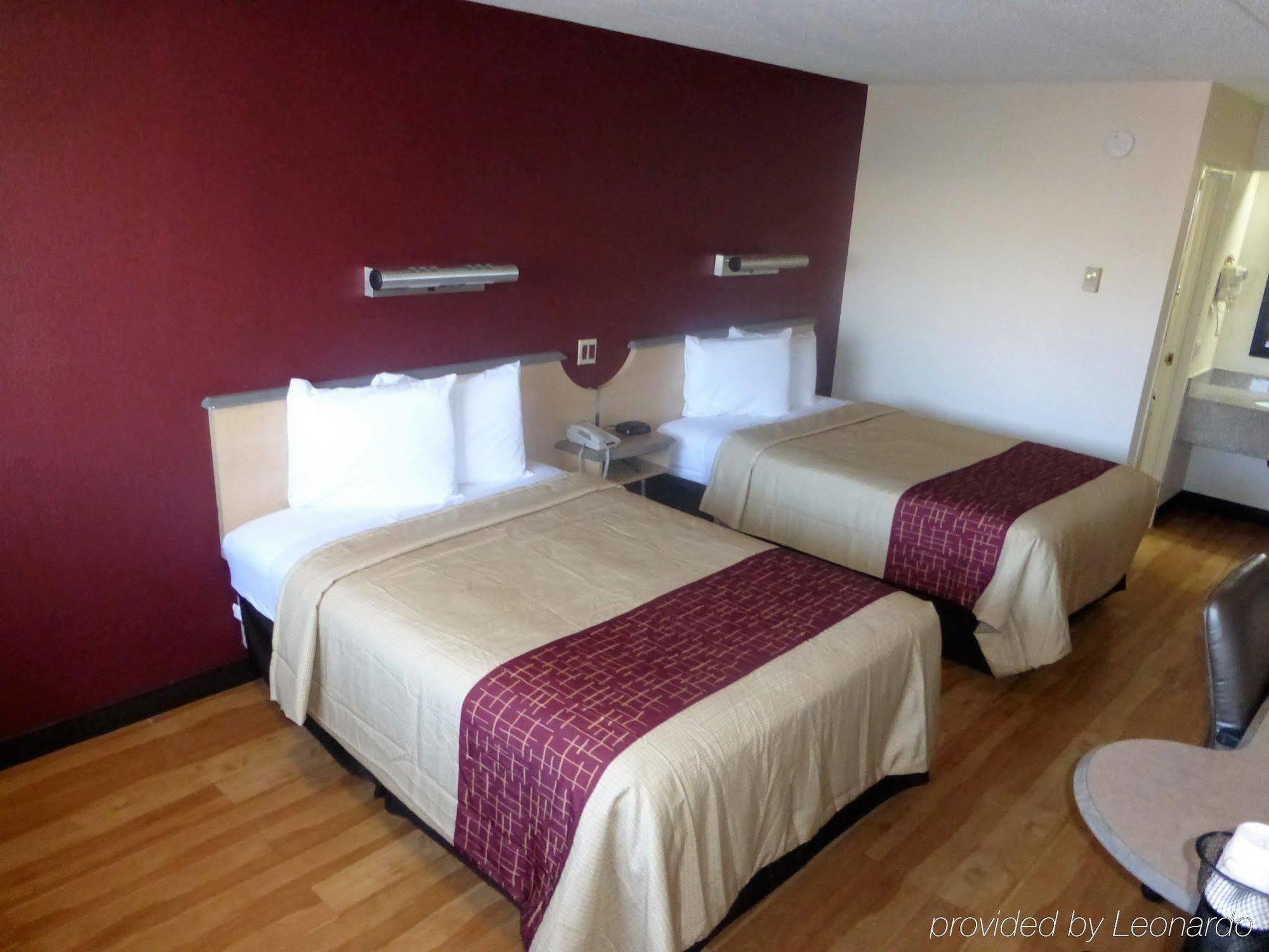 Red Roof Inn Cincinnati East - Beechmont Cherry Grove Exterior photo
